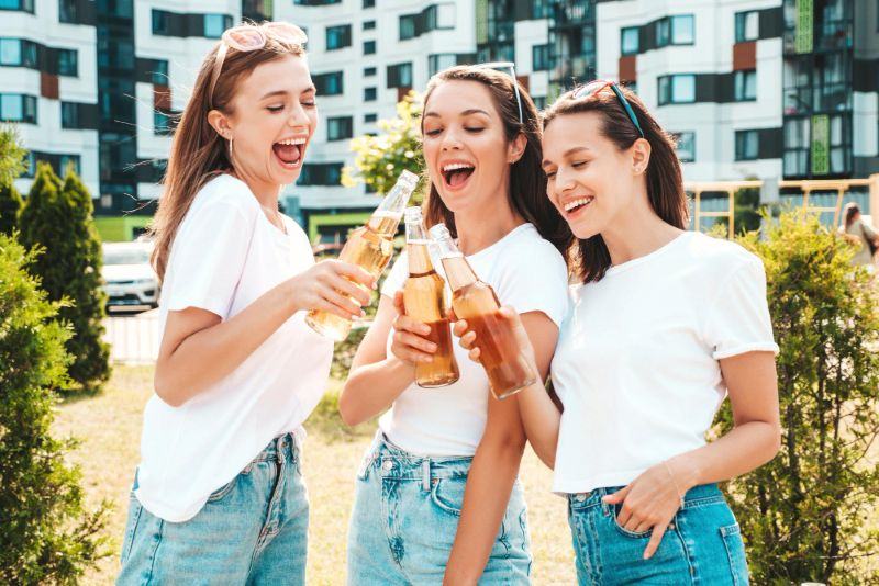 Consumul de alcool la adolescenti: riscuri, semne de alarma si cum pot interveni parintii